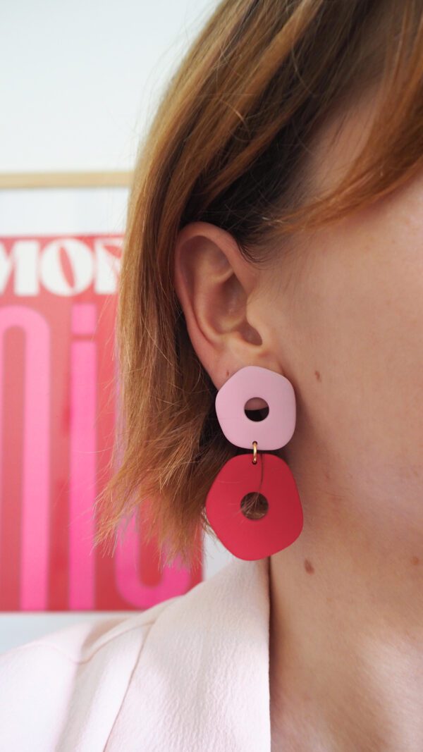 Boucles d'oreilles avec deux formes arrondies asymétriques rose et rouge