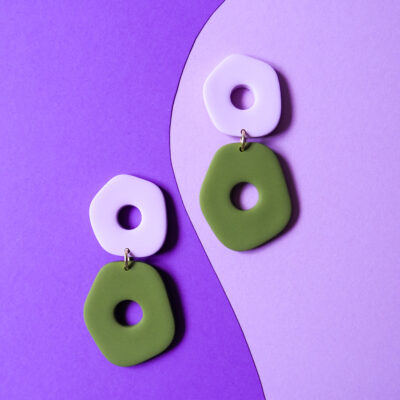 Boucles d'oreilles avec deux formes arrondies asymétriques lilas et vert olive