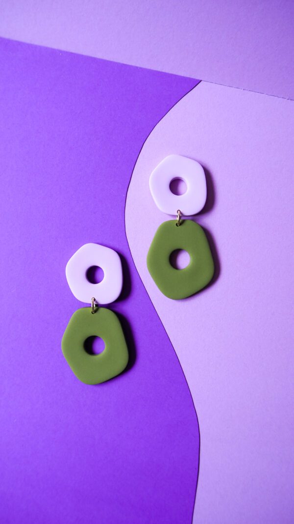 Boucles d'oreilles avec deux formes arrondies asymétriques lilas et vert olive