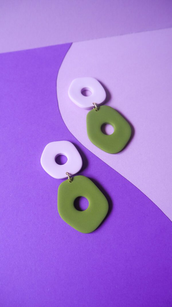 Boucles d'oreilles avec deux formes arrondies asymétriques lilas et vert olive