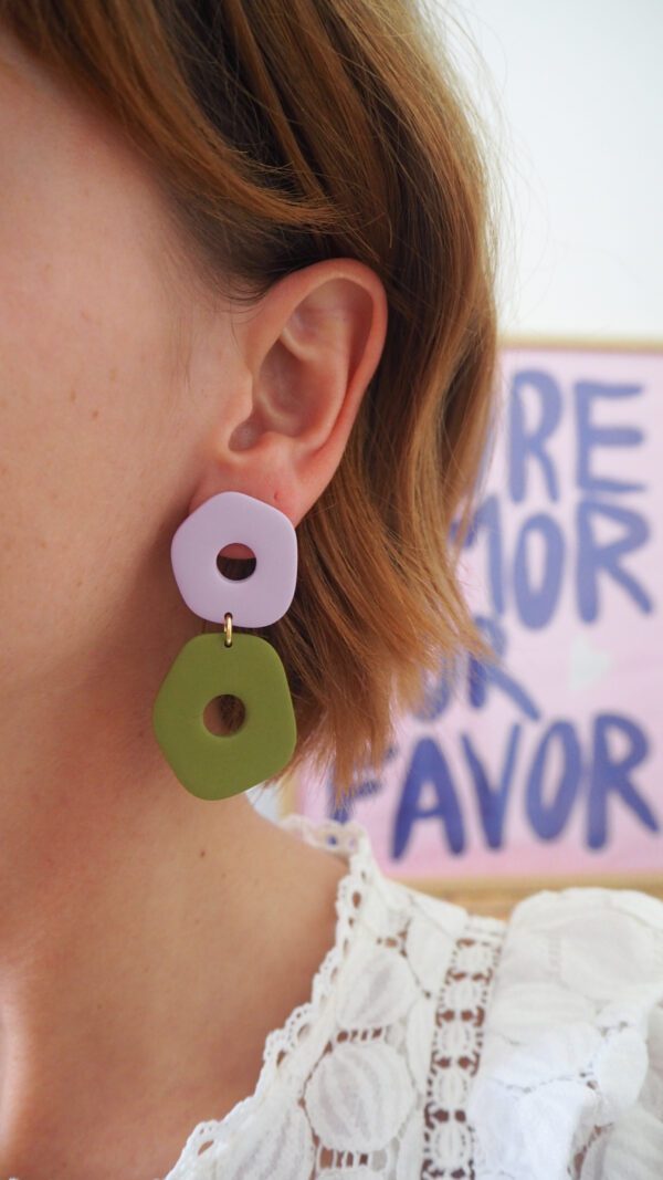 Boucles d'oreilles avec deux formes arrondies asymétriques lilas et vert olive