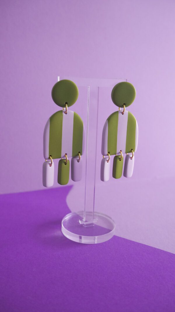 Boucles d'oreilles pendantes arche avec pampilles vert olive et lilas