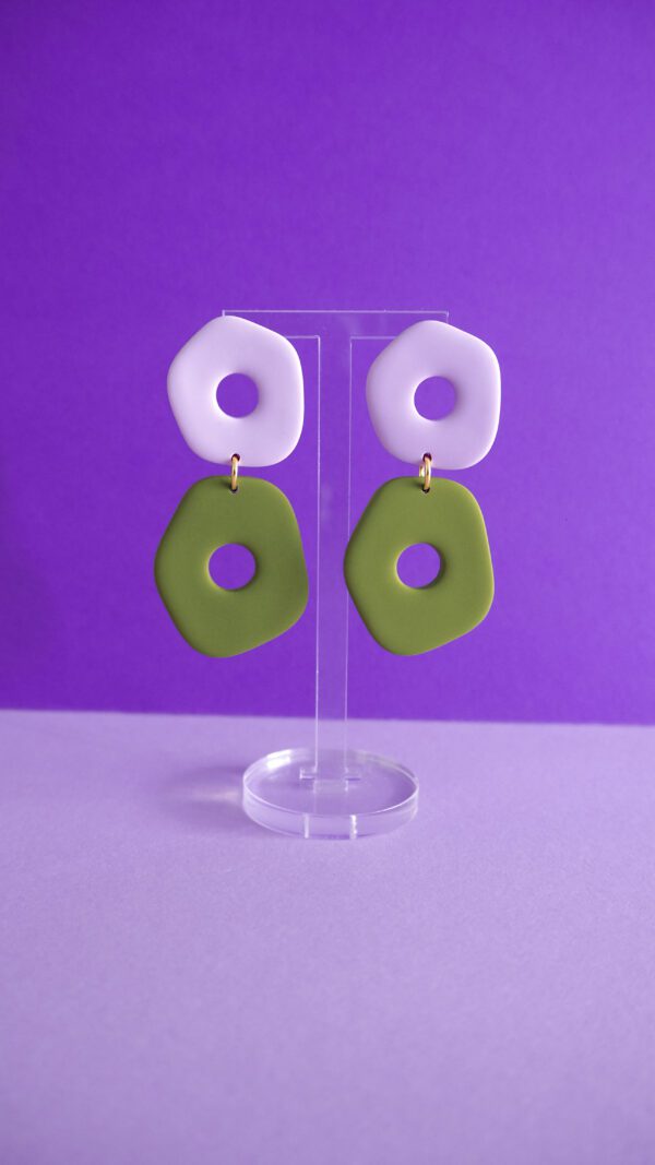 Boucles d'oreilles avec deux formes arrondies asymétriques lilas et vert olive