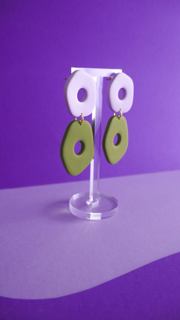 Boucles d'oreilles avec deux formes arrondies asymétriques lilas et vert olive