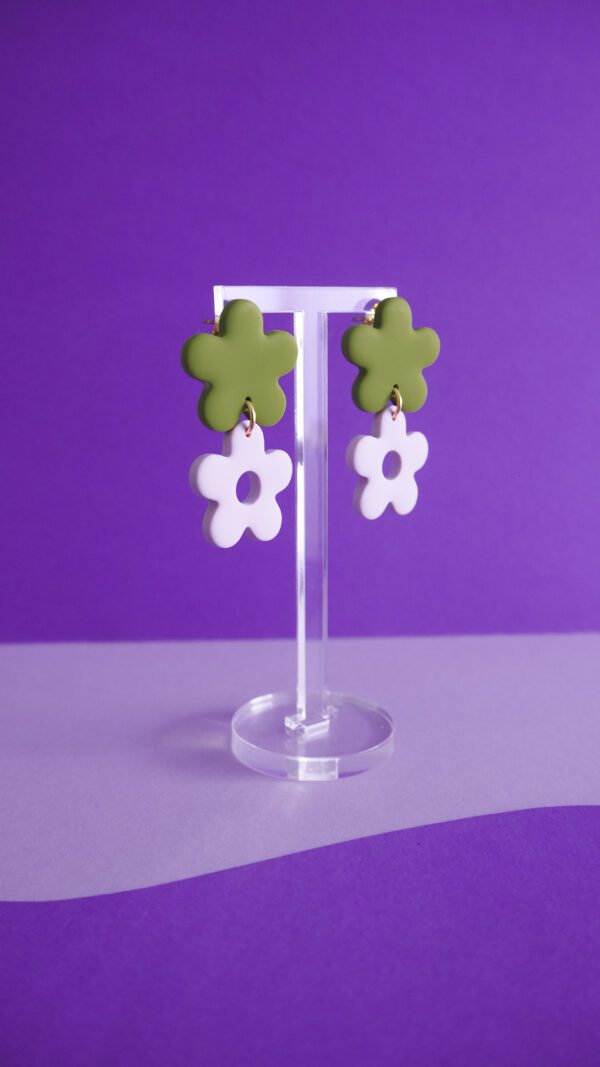 Boucles d'oreilles pendantes avec deux fleurs vert olive et lilas