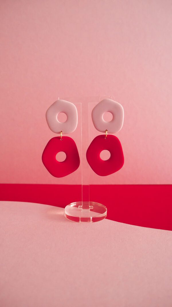 Boucles d'oreilles avec deux formes arrondies asymétriques rose et rouge