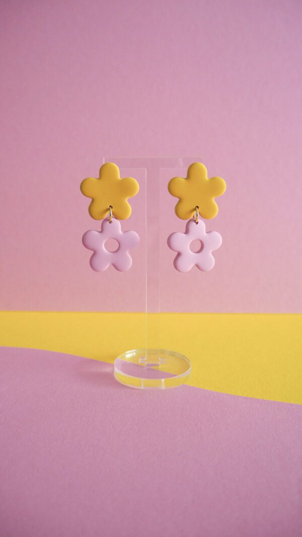 Boucles d'oreilles pendantes avec deux fleurs jaune et rose