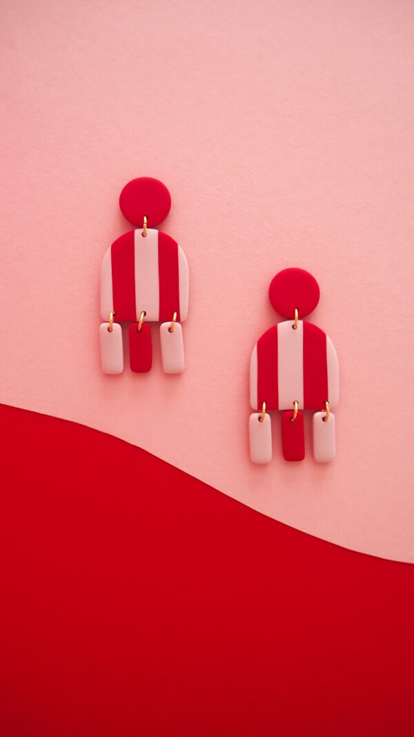 Boucles d'oreilles pendantes arche avec pampilles rouge et rose