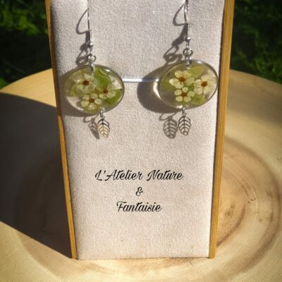 Boucles d'oreilles artisanales "Fleurs de Spirée, Breloque Feuille" - Made in France
