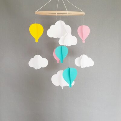 Mobile bébé - Nuages blancs et montgolfières colorés sur cercle en bois 25x60cm de La fabrique en papier