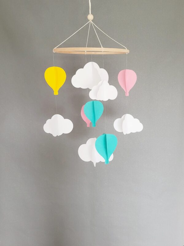 Mobile bébé - Nuages blancs et montgolfières colorés sur cercle en bois 25x60cm de La fabrique en papier