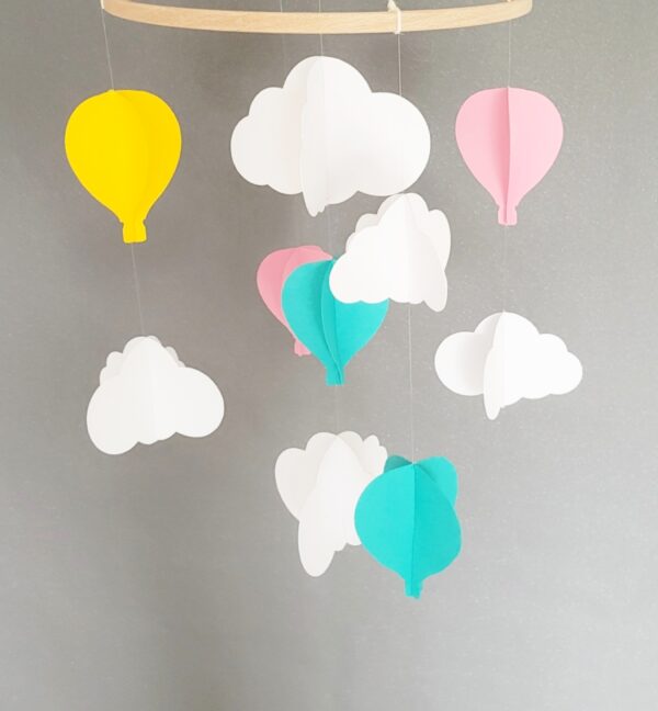 Mobile bébé - Nuages blancs et montgolfières colorés sur cercle en bois 25x60cm de La fabrique en papier