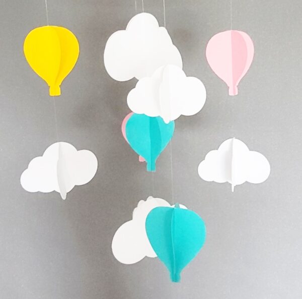 Mobile bébé - Nuages blancs et montgolfières colorés sur cercle en bois 25x60cm de La fabrique en papier