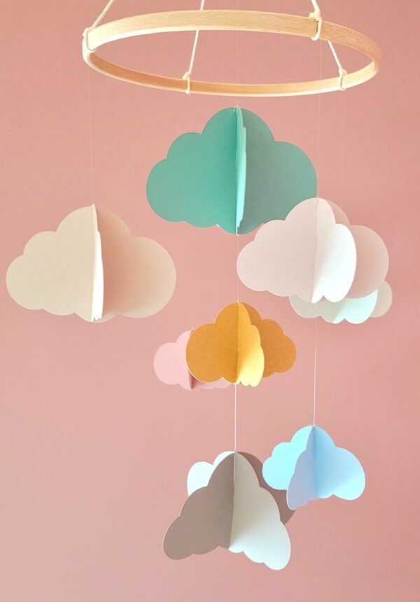 Mobile bébé 8 nuages colorés en papier sur cercle en bois 20x50cm