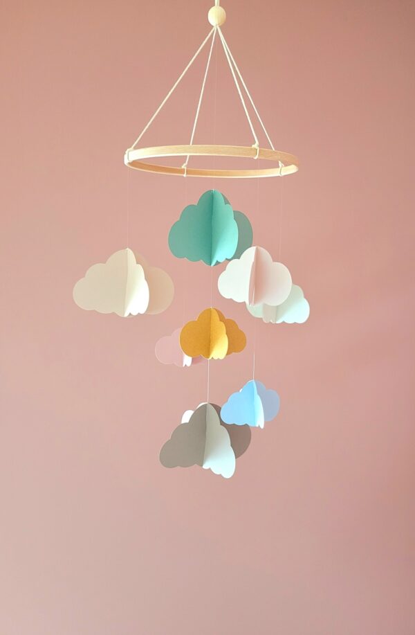 Mobile bébé 8 nuages colorés en papier sur cercle en bois 20x50cm