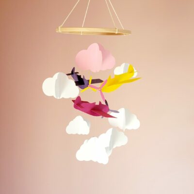 Mobile bébé nuages et avions en papier – Fait main en France
