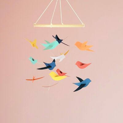Ajoutez une touche de légèreté et de poésie à la chambre de bébé avec ce mobile en papier recyclé. Composé de 15 oiseaux colorés, il apporte une ambiance douce et aérienne.