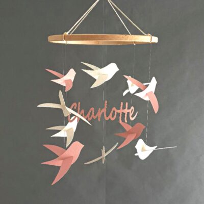 Mobile bébé Oiseaux et prénom sur cercle en bois 20x45cm fabriqué par La fabrique en papier