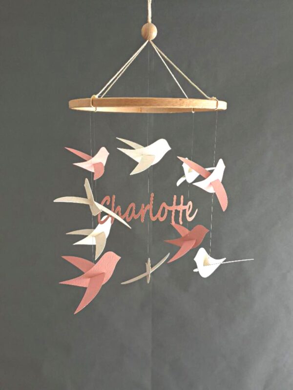 Mobile bébé Oiseaux et prénom sur cercle en bois 20x45cm fabriqué par La fabrique en papier