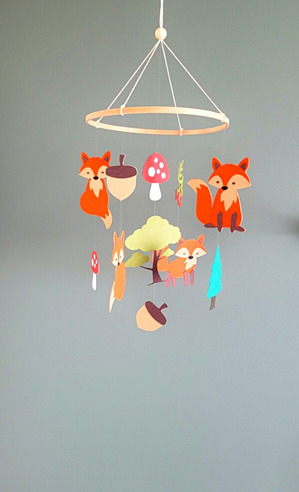 Mobile bébé et ses renards sur cercle en bois 25x50cm fabriqué par La fabrique en papier