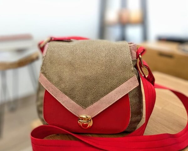 Sac bandoulière rouge et doré avec rabat fermoir cartable