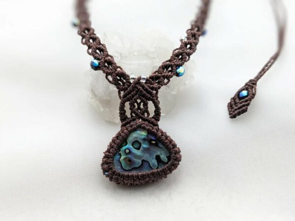 collier-macrame- abalone-gros plan