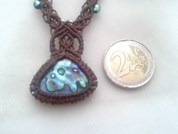 collier-macrame- abalone-a coté d une pièce