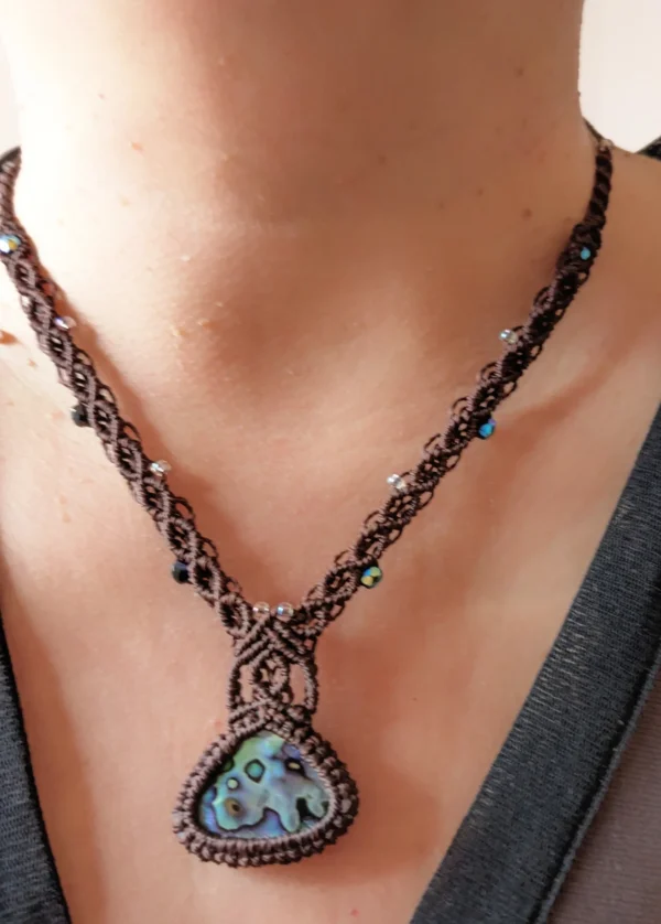 collier-macrame- abalone-porter