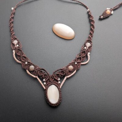 Collier macramé marron et rose avec une pierre de lune beige pèche.