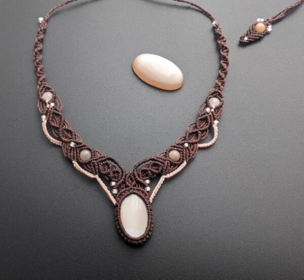 Collier macramé marron et rose avec une pierre de lune beige pèche.