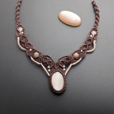 Collier macramé marron et rose avec une pierre de lune beige pèche.