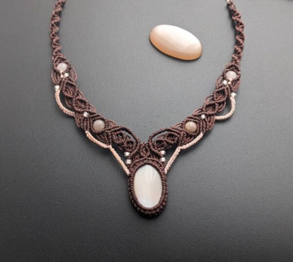 Collier macramé marron et rose avec une pierre de lune beige pèche.