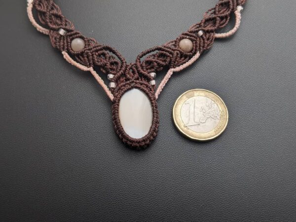 Collier macramé marron et rose avec une pierre de lune beige pèche. avec une pièce