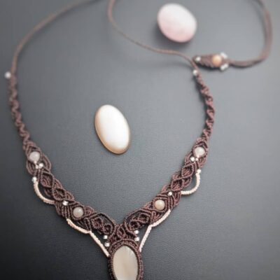 Collier macramé marron et rose avec une pierre de lune beige pèche.Collier entier