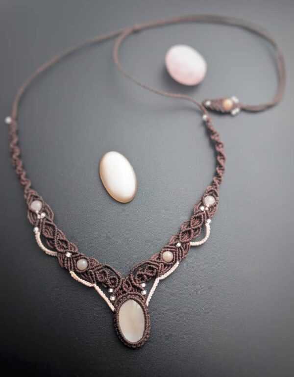 Collier macramé marron et rose avec une pierre de lune beige pèche.Collier entier