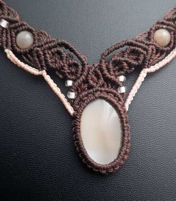 Collier macramé marron et rose avec une pierre de lune beige pèche. en gros plan