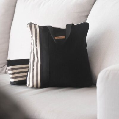 sac en tissu noir et blanc avec trousse assortie