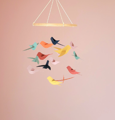 15 Oiseaux colorés en papier sur cercle en bois 20x45 cm fabriqué par La fabrique en papier