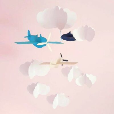 Mobile pour bébé - Avions tons bleus et nuages blanc sur cercle en bois en papier cartonné recyclé 25x55cm