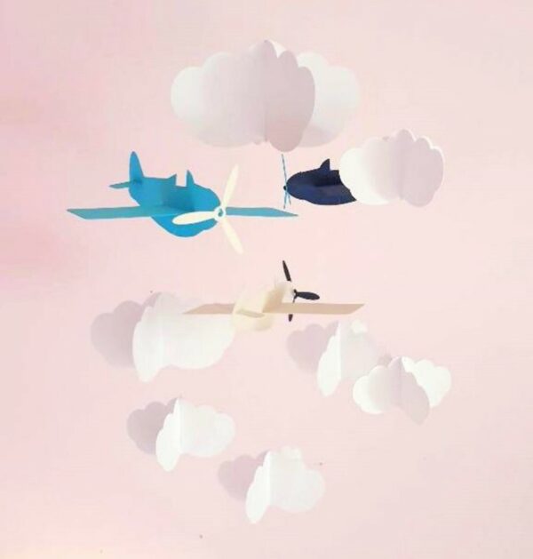 Mobile pour bébé - Avions tons bleus et nuages blanc sur cercle en bois en papier cartonné recyclé 25x55cm