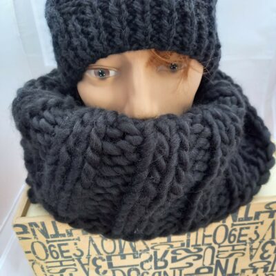 gros snood noir tricoté en laine