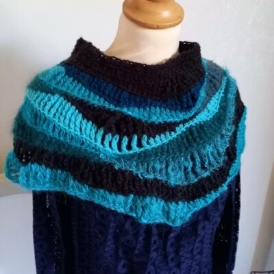 chauffe épaule au crochet en laine verte noire et bleue pour femme