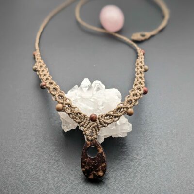 Collier macramé café au lait avec pendentif en bois de coco et perles en jaspe Picasso .Unique /Fait Main