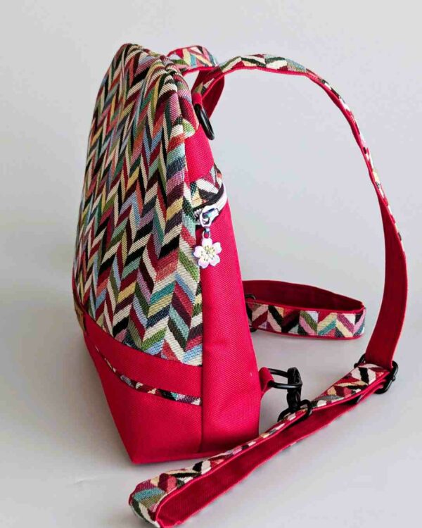 Sac à dos rouge avec tissu coloré motifs chevrons vue de profil