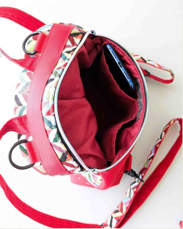 Intérieur d'un sac à dos rouge.