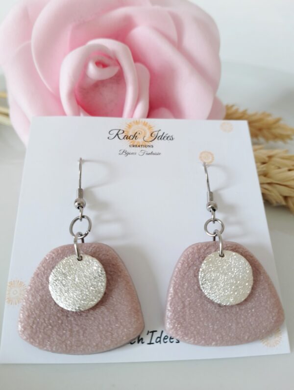 Boucles d'oreilles pâte polymère rose poudré – Image 2