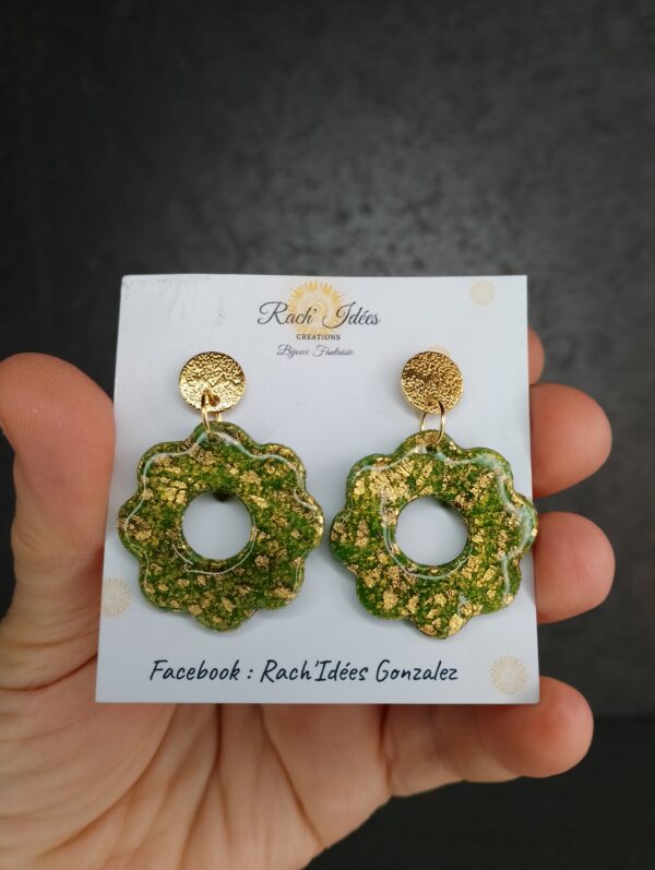 Boucles d'oreilles fleurs effets craquelés verts or – Image 2