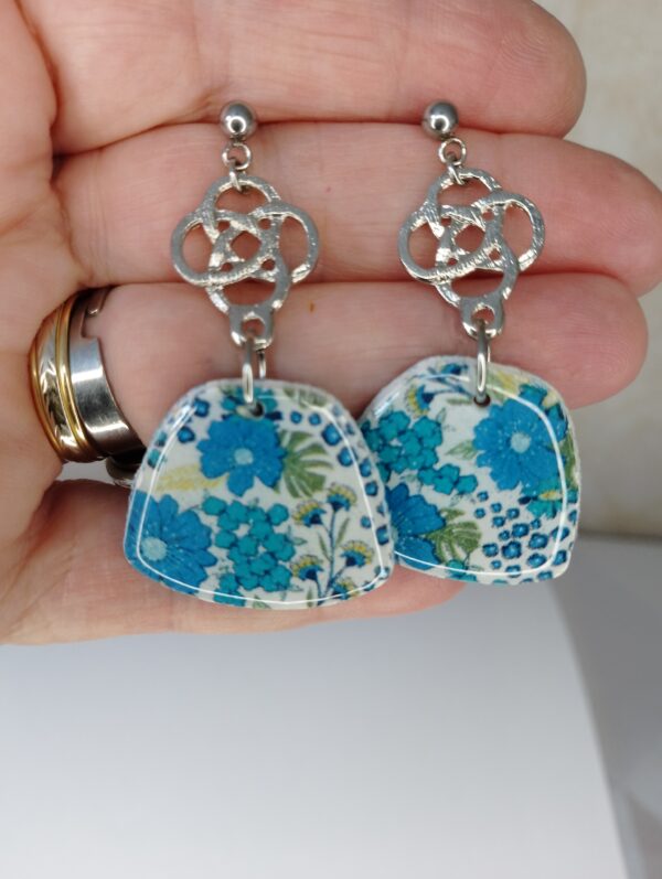 Boucles d'oreilles fleurs bleues – Image 2