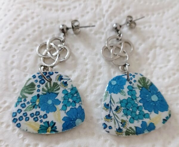 Boucles d'oreilles fleurs bleues – Image 5