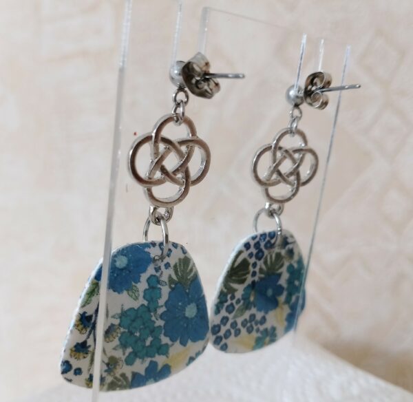 Boucles d'oreilles fleurs bleues – Image 3